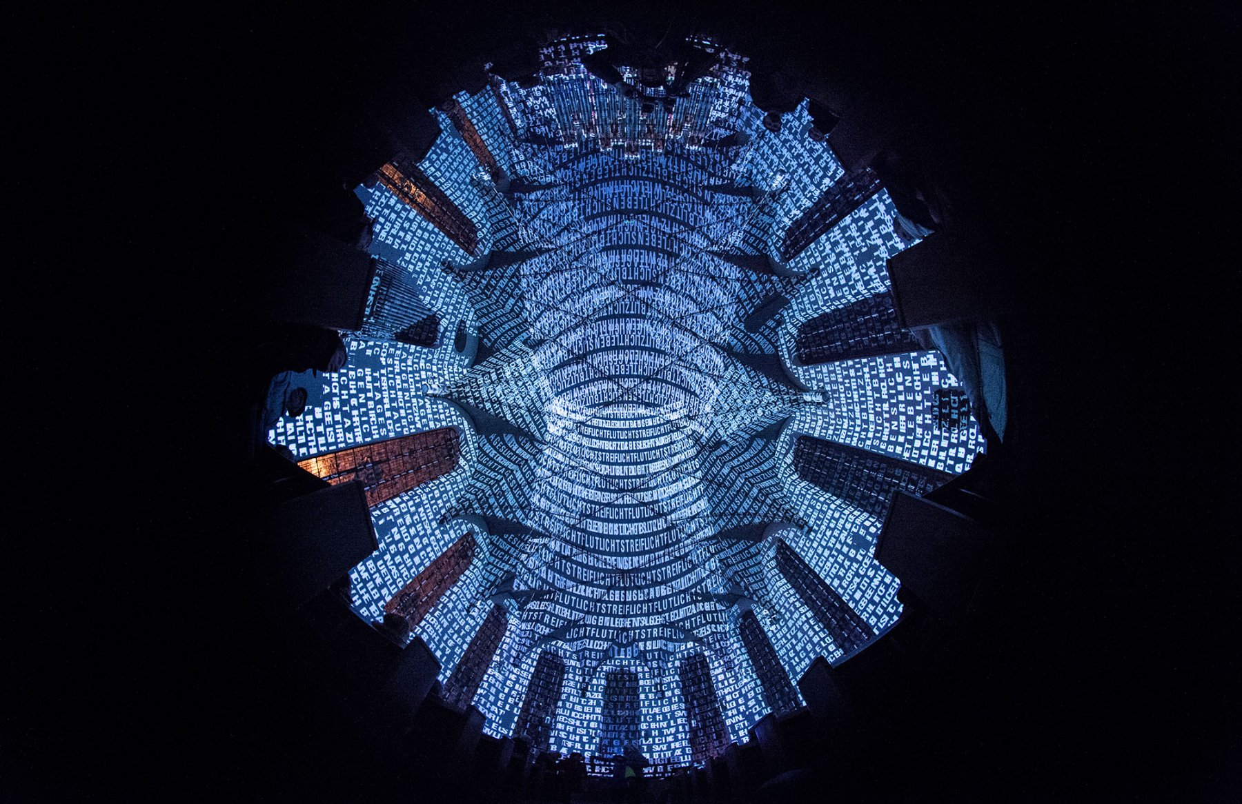 Zehntausende von Buchstaben werden beim Lichtspektakel «Luminale» in Frankfurt unter die Kuppel der Katharinenkirche projiziert.