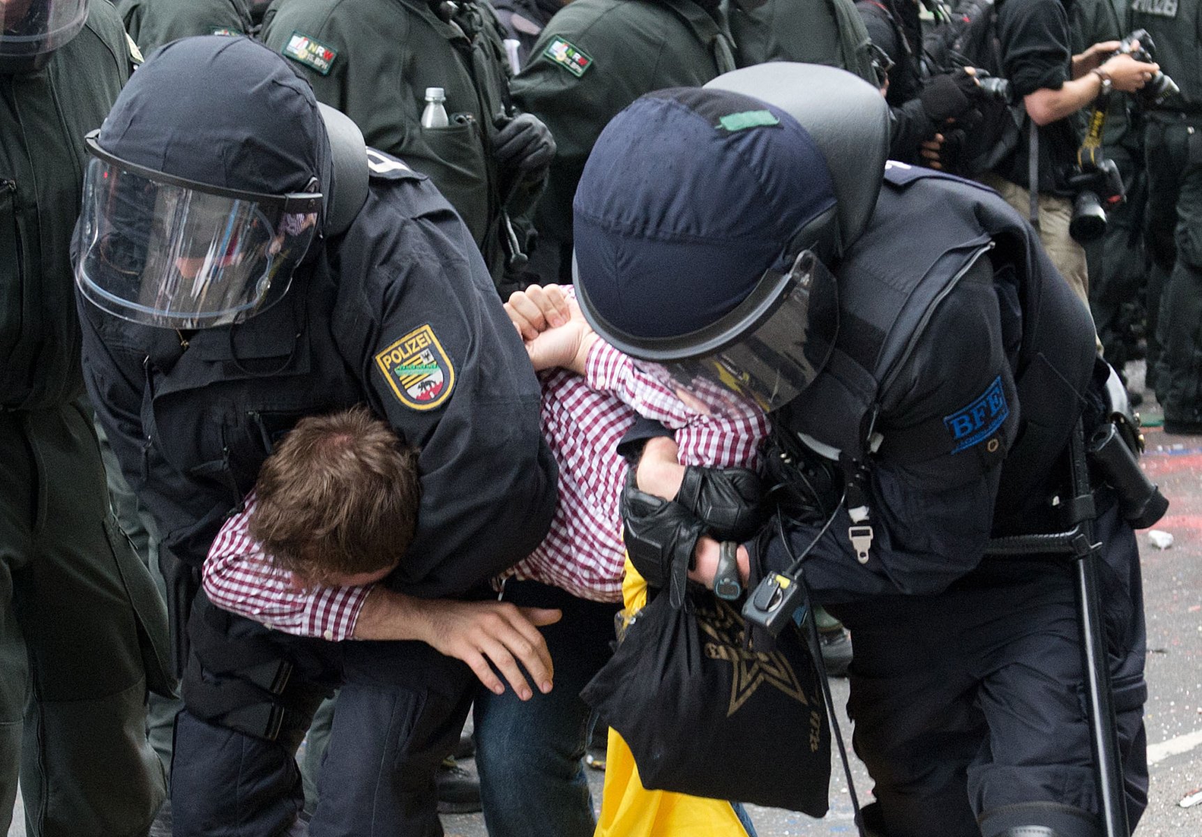 Zu massiven Auseinandersetzungen zwischen der Polizei und Demonstranten der Blockupy-Bewegung kommt es am 01.06.2013 in der Innenstadt von Frankfurt am Main (Hessen) bei der Auflösung eines Polizeikessels. Foto: Boris Roessler/dpa