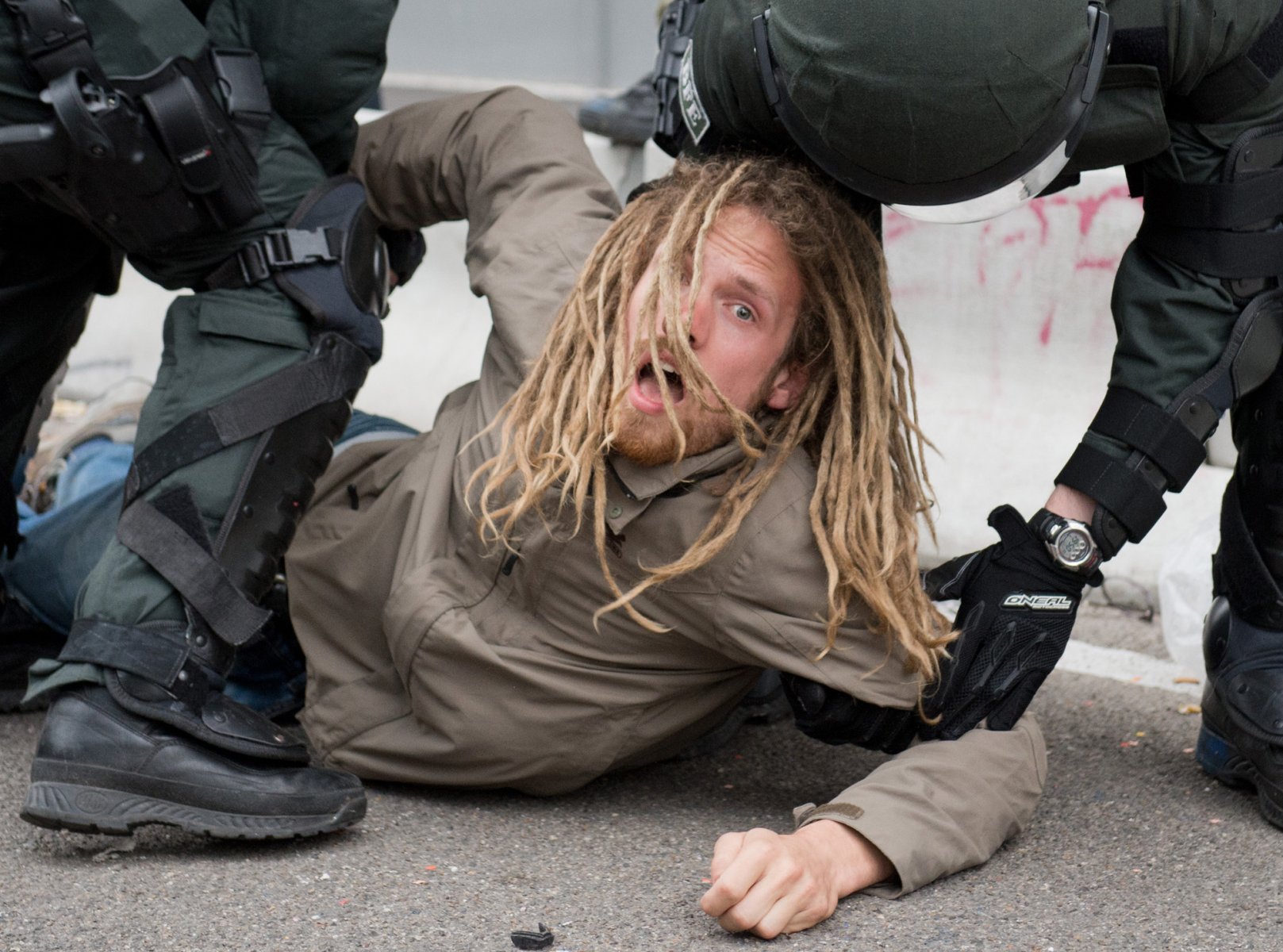 Zu massiven Auseinandersetzungen zwischen der Polizei und Demonstranten der Blockupy-Bewegung kommt es am 01.06.2013 in der Innenstadt von Frankfurt am Main (Hessen) bei der Auflösung eines Politzeikessels. Die Polizei ist mit einem massiven Kräfteaufgebot vor Ort. Foto: Boris Roessler/dpa