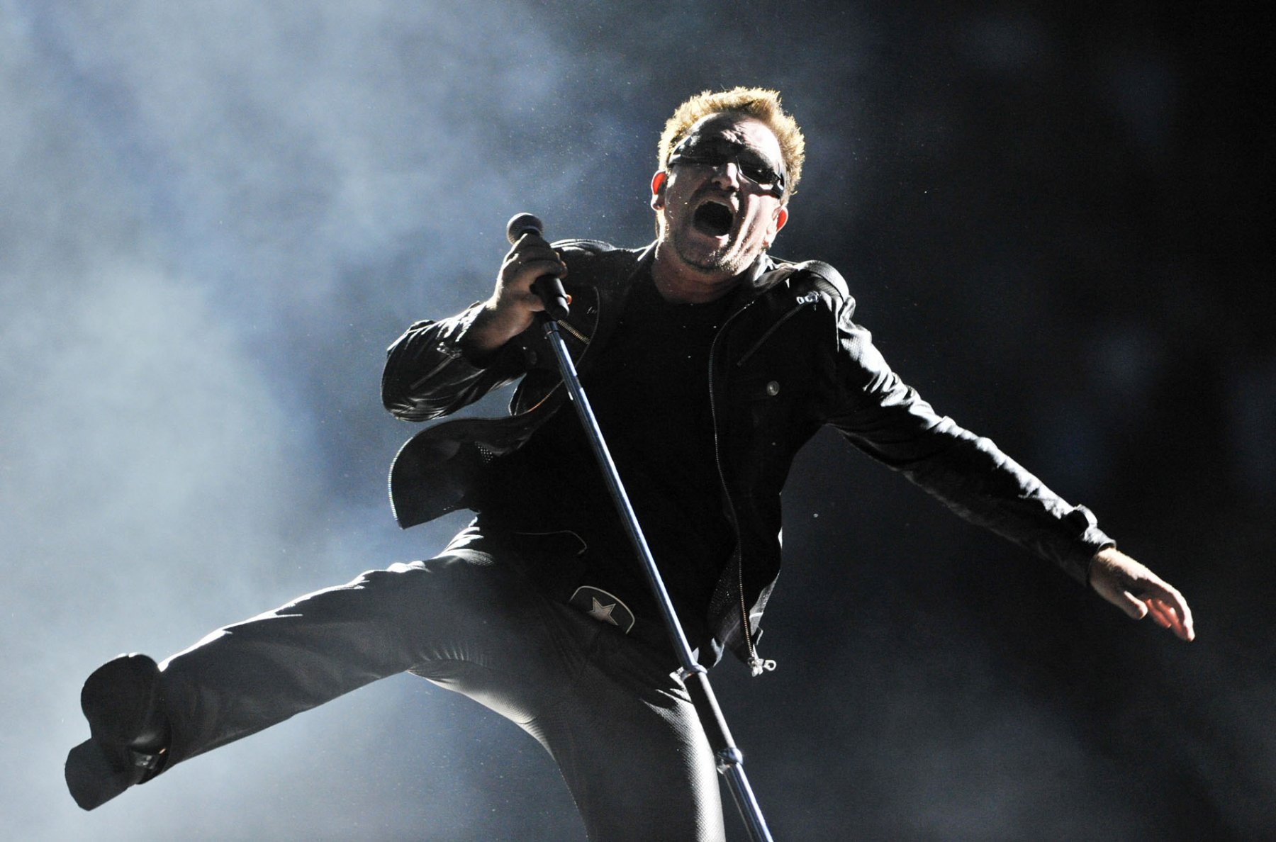 "Bono" von U2 tanzt bei der "360 Grad Tour" auf der Bühne Foto: Boris Roessler dpa/lhe