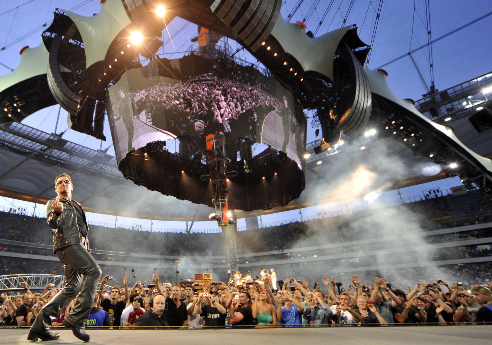 "Bono" von U2 tanzt bei der "360 Grad Tour" auf der Bühne Foto: Boris Roessler dpa/lhe