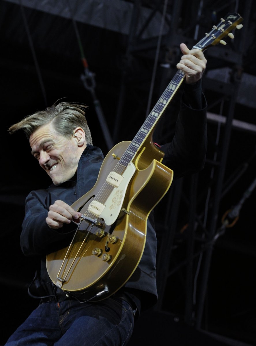 Bryan Adams singt auf dem "Hessentag". Foto: Boris Roessler/dpa