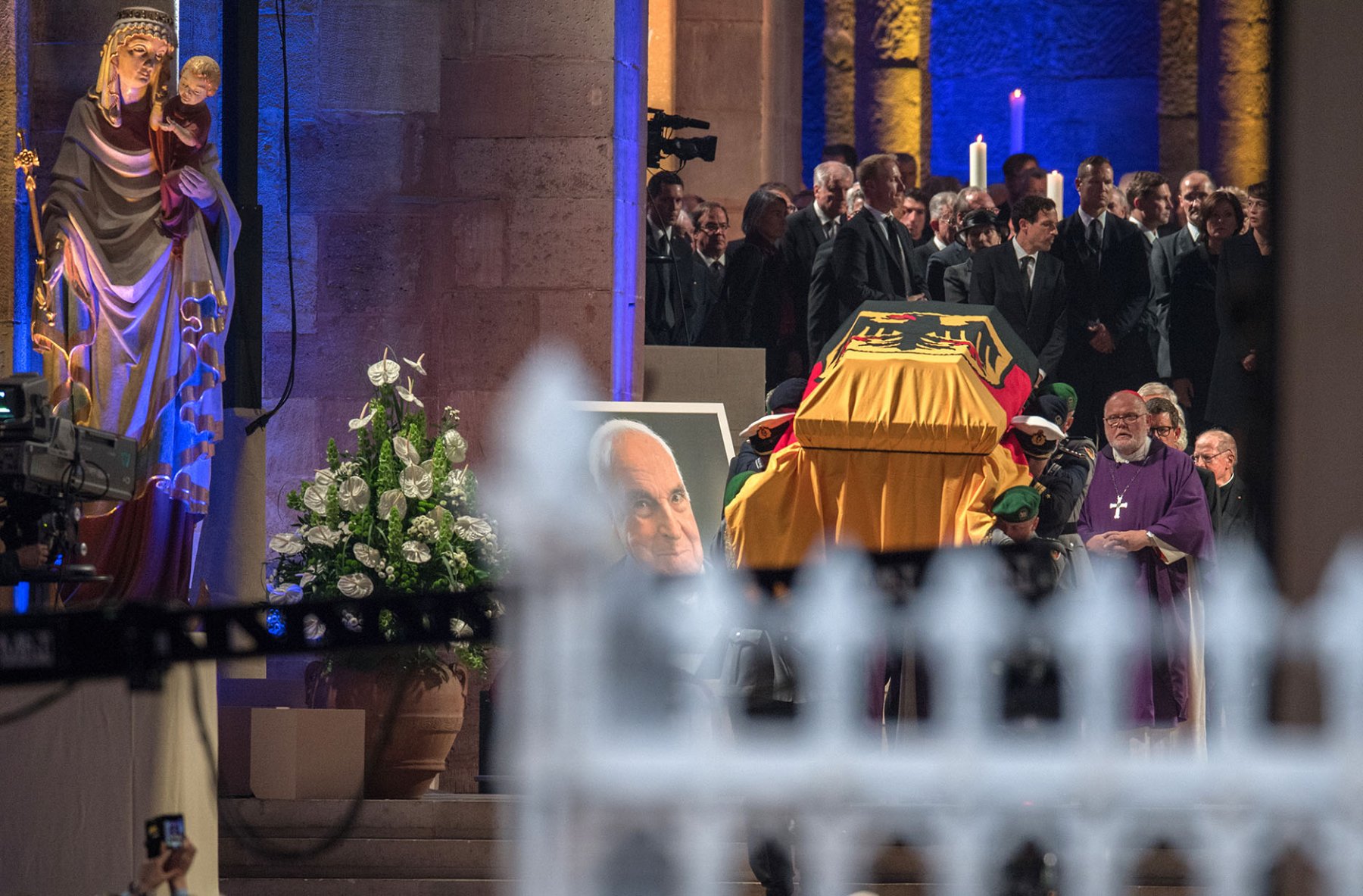 Der Sarg mit Altkanzler Helmut Kohl wird nach dem Pontifikalrequiem aus dem Dom in Speyer (Rheinland-Pfalz) getragen. Kohl war am 16.06.2017 im Alter von 87 Jahren gestorben. 