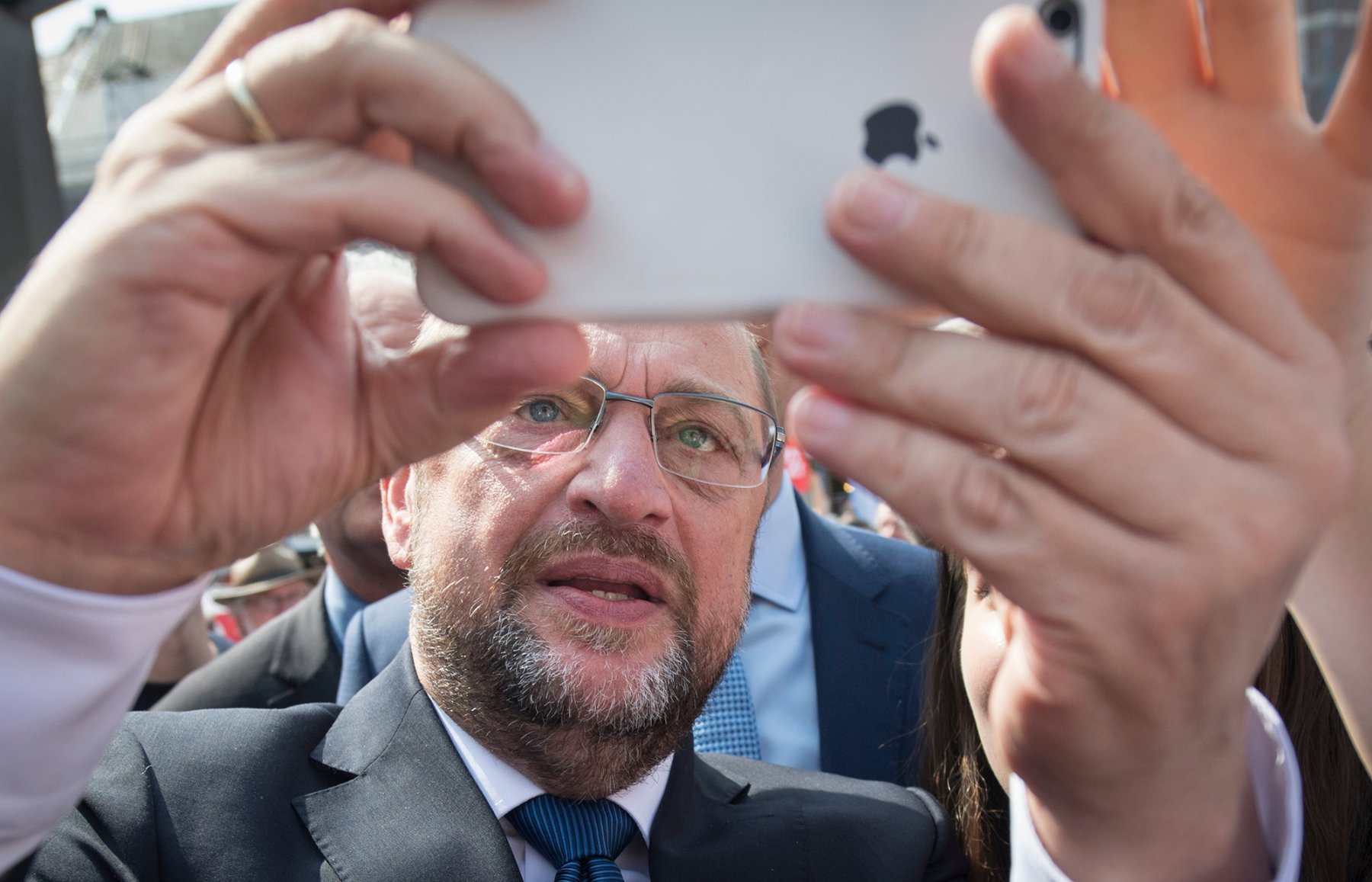 Der SPD-Kanzlerkandidat Martin Schulz absolviert einen Wahlkampfauftritt auf dem Römerberg in Frankfurt am Main und macht Selfies mit Zuschauern.