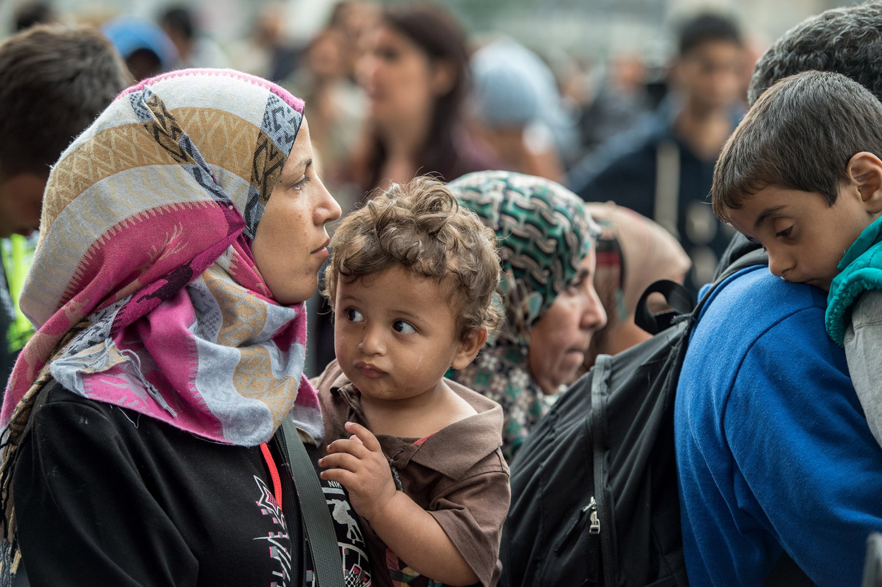 Flüchtlinge formieren sich am 05.09.2015 am Ostbahnhof in Budapest, Ungarn, um zu Fuß und auf eigene Faust in Richtung Westen zu laufen. Unter den Wartenden sind viele Kinder. Foto: Boris Roessler/dpa