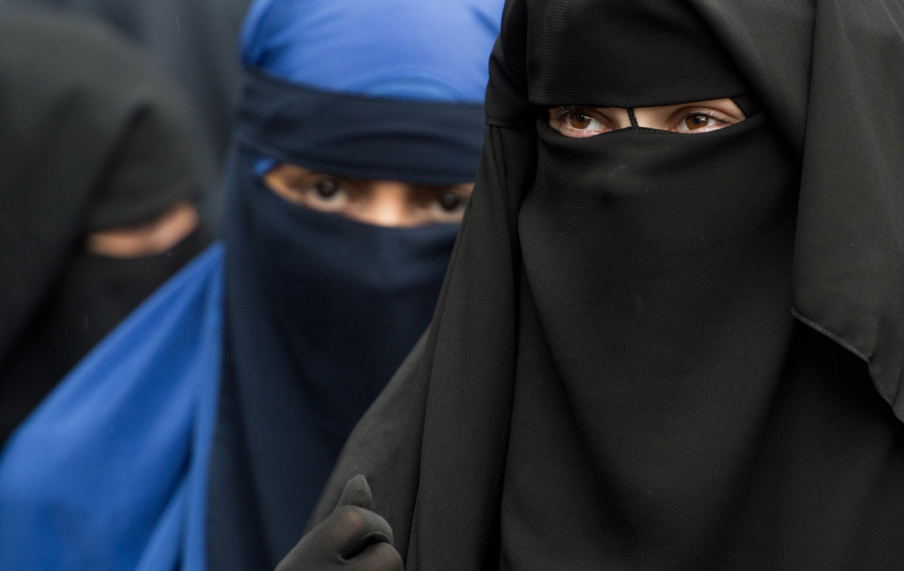 Vollverschleierte Frauen verfolgen in Offenbach eine Rede des salafistischen Predigers Pierre Vogel. Foto: Boris Roessler/dpa 