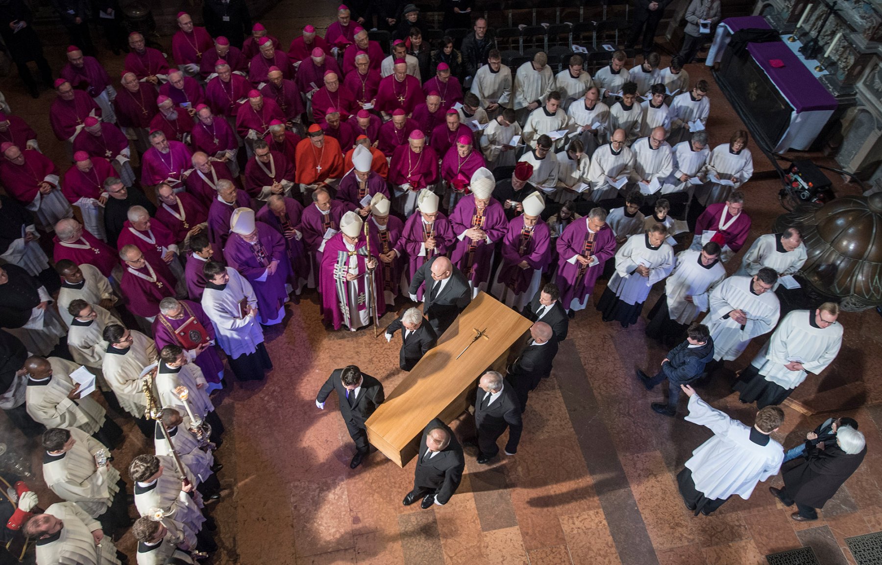 Mit einem Requiem im Mainzer Dom wird der frühere Mainzer Bischof Kardinal Karl Lehmann feierlich verabschiedet. Vorbei an Bischöfen und Kardinälen wird der Sarg zur Beisettzung in die Krypta getragen. Foto: Boris Roessler/dpa