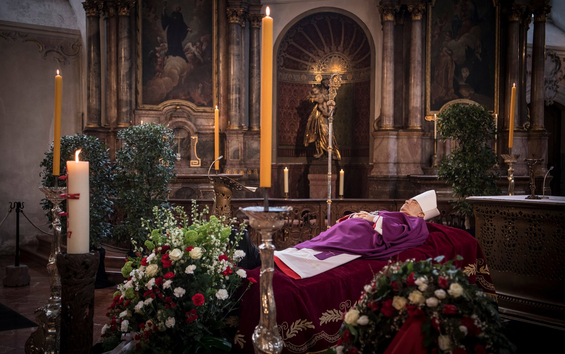 Der Leichnam des verstorbenen früheren Mainzer Bischofs Kardinal Karl Lehmann liegt aufgebahrt in der Augustinerkirche. Foto: Boris Roessler/dpa 