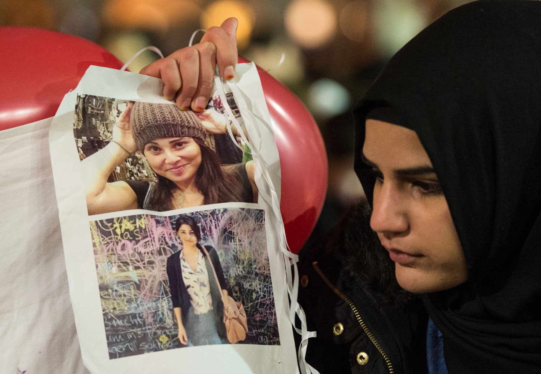 Tausende trauern vor dem Klinikum in Offenbach um Tugce Die junge Frau war von einem 18-Jährigen mit einem Faustschlag niedergestreckt worden und ins Koma gefallen. Wenig später starb Sie an ihrem 23. Geburtstag. Foto: Boris Roessler/dpa 